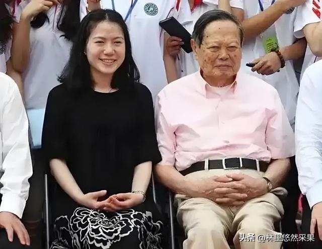103岁杨振宁身体出奇硬朗，妻子翁帆无意说漏嘴：他提出3大要求！