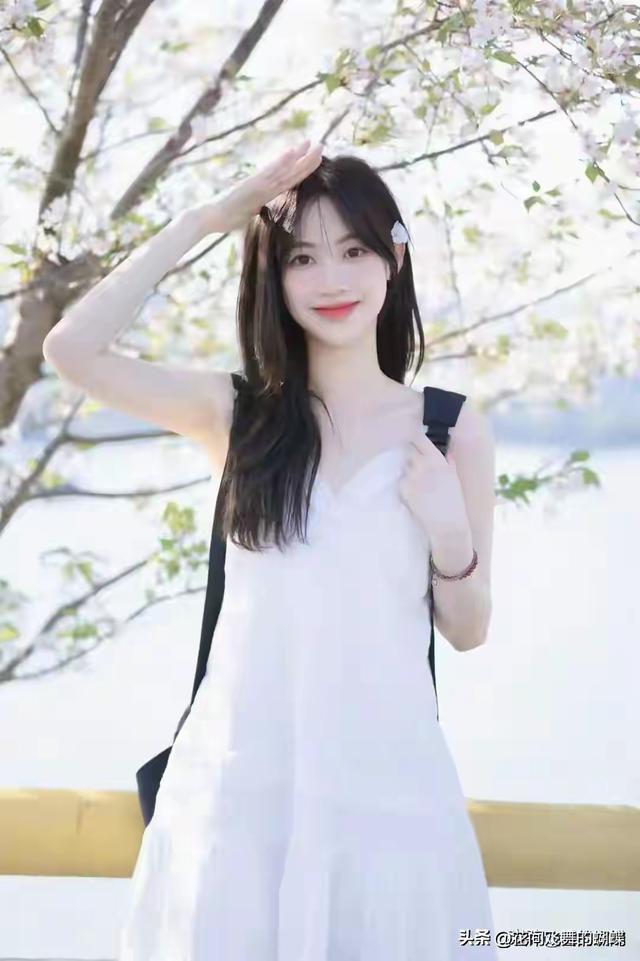 河南洛阳一校花，172cm皮肤白到发光，身材也是顶流，太美了