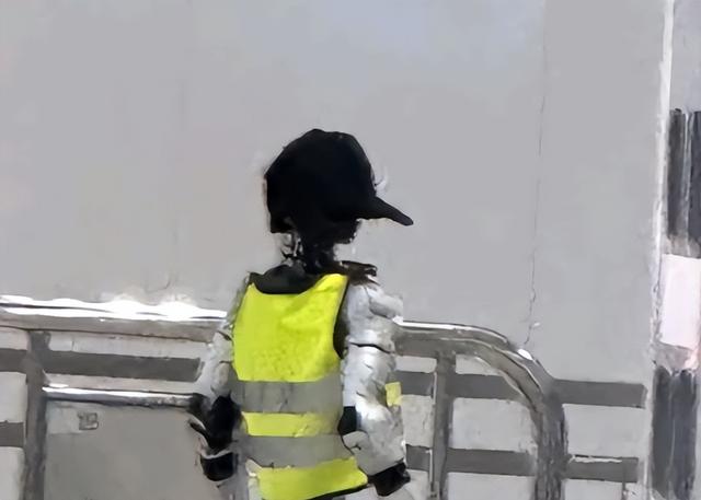 是否裁人引热议！深圳地铁启用机器人担任安检员