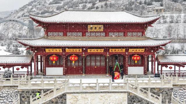 通渭：雪景邂逅非遗展新韵 剪纸汉服成独特风景