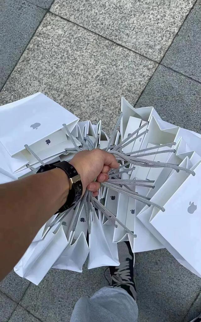 iPhone17价格雪崩黄牛痛哭！电商补贴"屠杀"暴利，苹果神话破灭？
