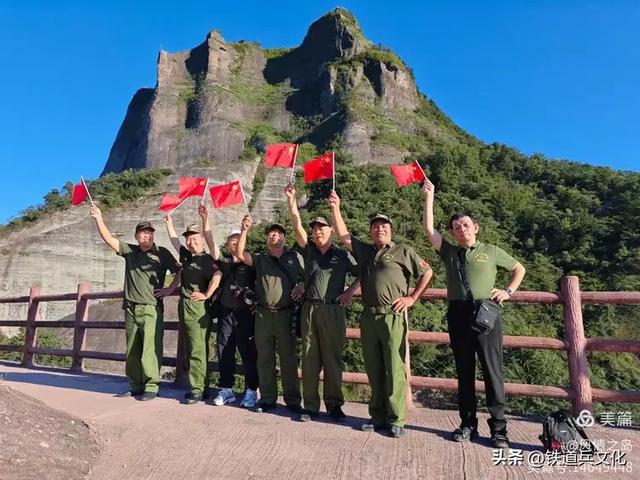 黄中广||丹霞奇峰擎天立 瑶乡赤壁映精魂