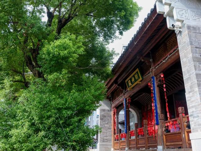 今年国庆，为什么是这座城拿了爽文剧本？