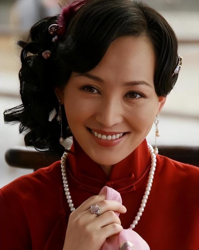 她19岁与导演私奔，在地下室裸婚连生3胎，今被丈夫用9部剧捧红