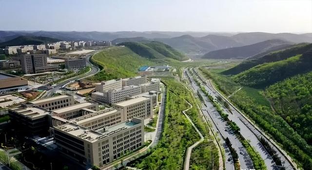 削平33座大山，耗时十年投资千亿，延安硬是在山顶建了一座新城