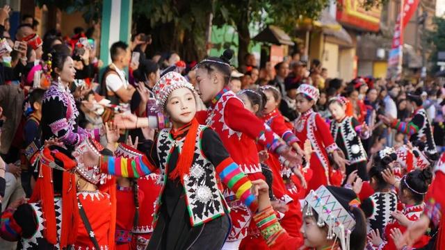 绿春长街古宴 | 精彩回顾：民族文化大巡游 街头掀起“最炫民族风”