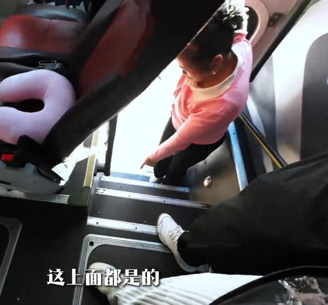 活久见！湖北小伙报团旅行，大妈车上当众大便，全员被臭的捂鼻子