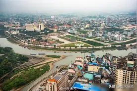 中国和越南交界处有个东兴市，可以一眼看两国，街上的建筑很洋气图片