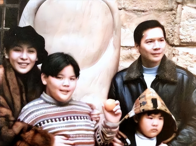 向府治丧现场大批警员戒备！向太向佐露面，遗嘱分配曝光出乎意料