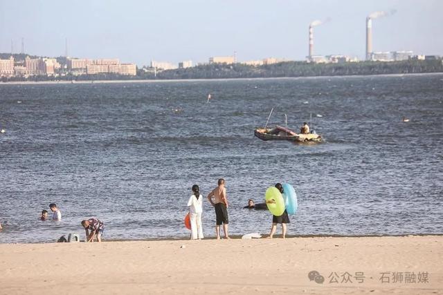 石狮消暑抢“滩”攻略