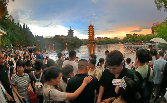 农行广西桂林分行助力做好水文章 暑期桂林水上游火爆