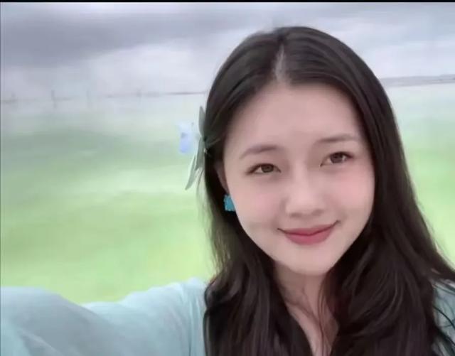 网友惊讶：大学生拍摄暑期照片，长得太像大S了，没有整容没有p照