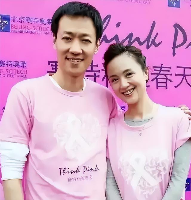 离春节只剩1个月，52岁辛柏青终于传出喜讯，朱媛媛可以放心了！