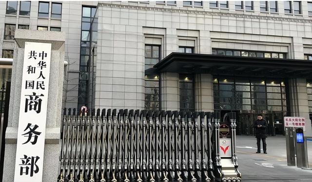 别的都先放下不谈了，特朗普现在对中国只有一个要求，中国：拒绝