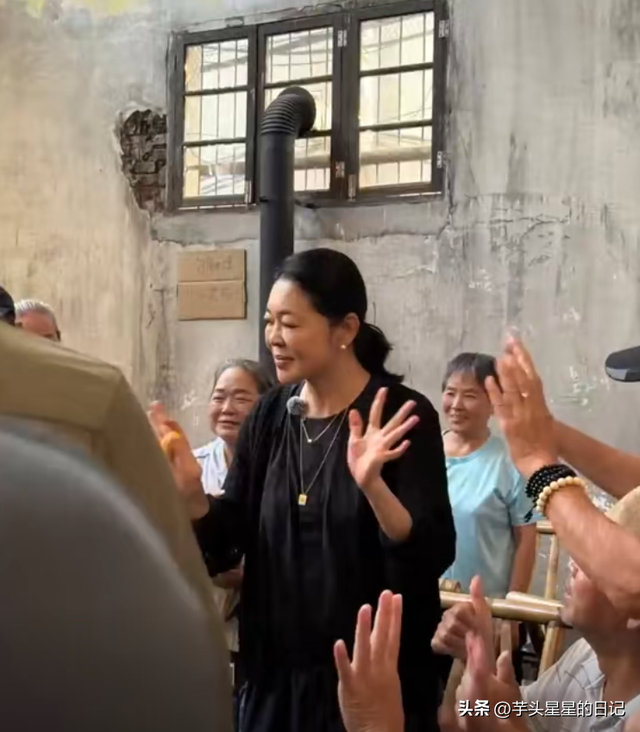 66岁倪萍现身长沙，脸部僵硬凹凸不平，眼睛浮肿严重，老到认不出