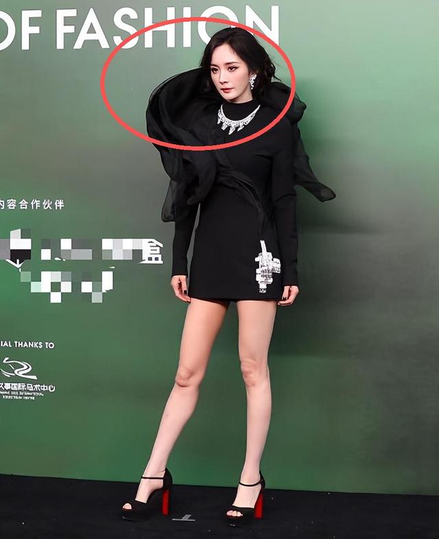 三亚红毯丑出圈，杨幂肉色内搭尴尬，关晓彤拖鞋辣眼，周冬雨驼背
