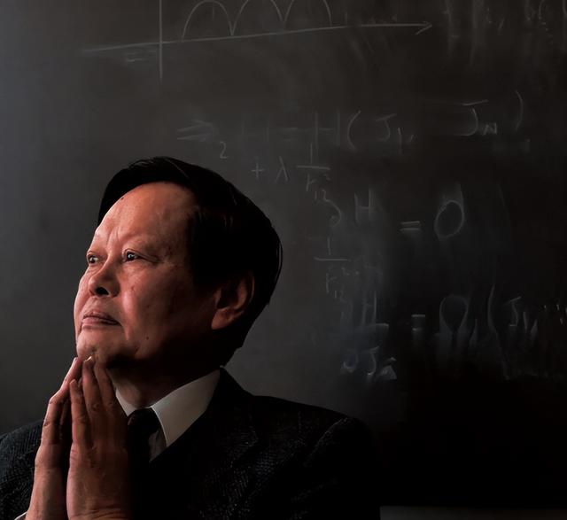 杨振宁去世才2天，令人恶心的一幕出现了，杨振宁助理曾辟谣