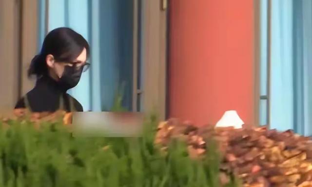 罗晋捧遗像神情悲痛	，唐嫣紧跟身旁护全程，婚变传闻不攻自破