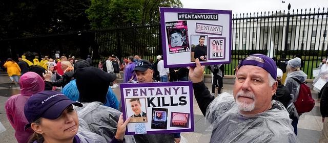 特朗普举着孩子照片，对哭泣的母亲承诺：我相信中国会执行死刑的