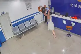 丑态百出！四川醉酒女子打司机后大闹派出所，缘由曝光，官方回应图片
