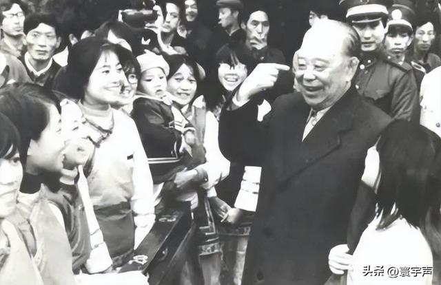 79年廖汉生回乡到大女儿家吃饭，大女儿指着公公介绍：这是我爸爸