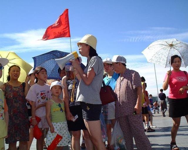 欺人太甚！私人订制旅游团与司机起争执，将129名游客甩到服务区