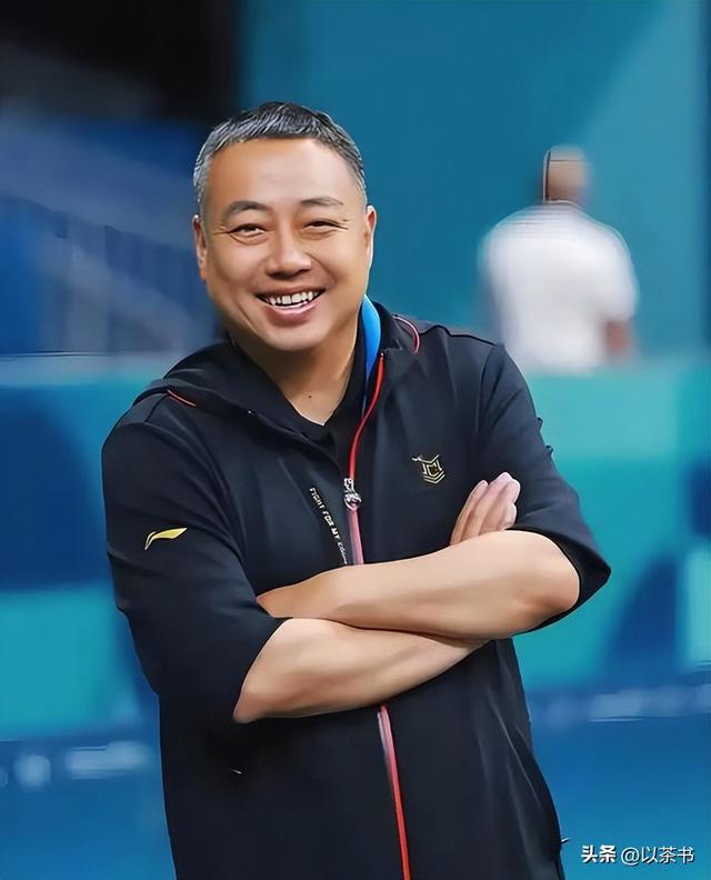 稀罕的男乒聚餐合影：王皓人群中特显眼，邱贻可的脸果然名不虚传