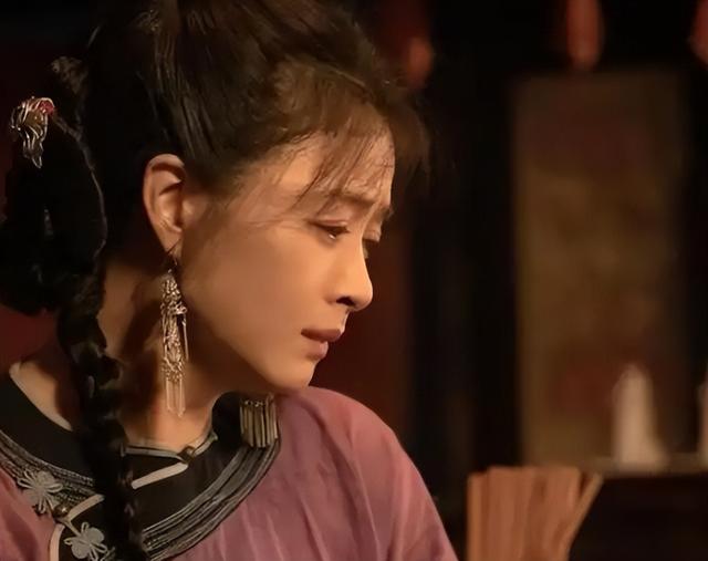 不会演就别演了，双眼无声、表情浮夸，她的演技老戏骨也带不动