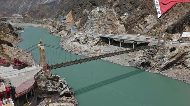 金秋滇藏线2000公里朝圣路：邂逅雪山、盐田与147碗加加面的江湖
