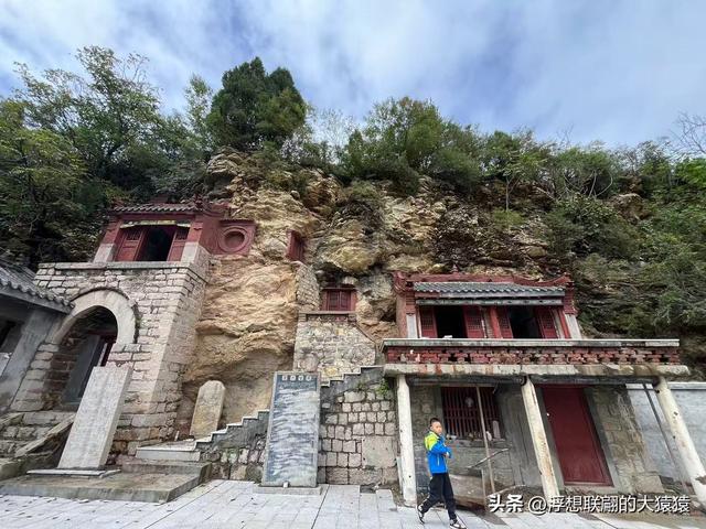 淄川有座小山西边的“山西村”，村里有座借助洞窟修建的“洞庙”