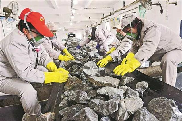 中国稀土又有大动作！新产能矿床炸裂问世，打破中国垄断等于做梦