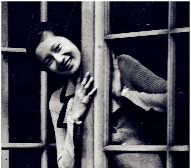 爱时为她破例，尊为皇后；不爱时任她凋零，不送最后一程