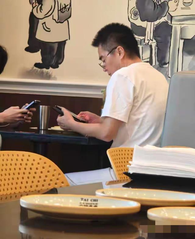 许亚军缺席何晴葬礼，却陪小儿子国外度假，一身白衣眉头微蹙！