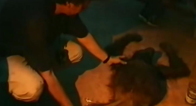 被锁暗室6年：剃毛穿丝袜当玩物，惨状撕开人类伪善面具