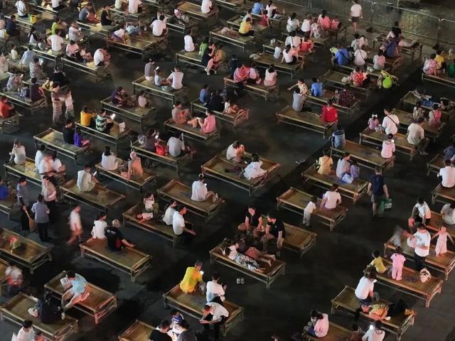 三上央视、四登热搜！超20万市民打卡武汉城建集团汉口里竹床节