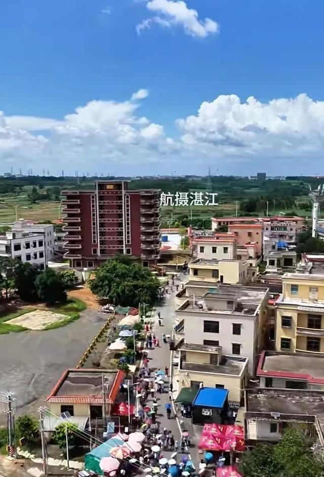 8月16日，大约有百辆大巴车进入迈合村，都是全红婵的铁粉吧？
