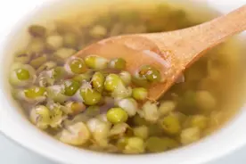 煮绿豆汤时，最忌直接下锅煮，多加这1步，5分钟煮开花，还不发红图片