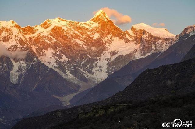 西藏林芝：南迦巴瓦日照金山解锁雪域高原极致浪漫