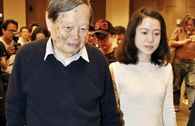 恩爱21年抵不过现实残酷	，103岁杨振宁年老，娇妻49岁翁帆正当好