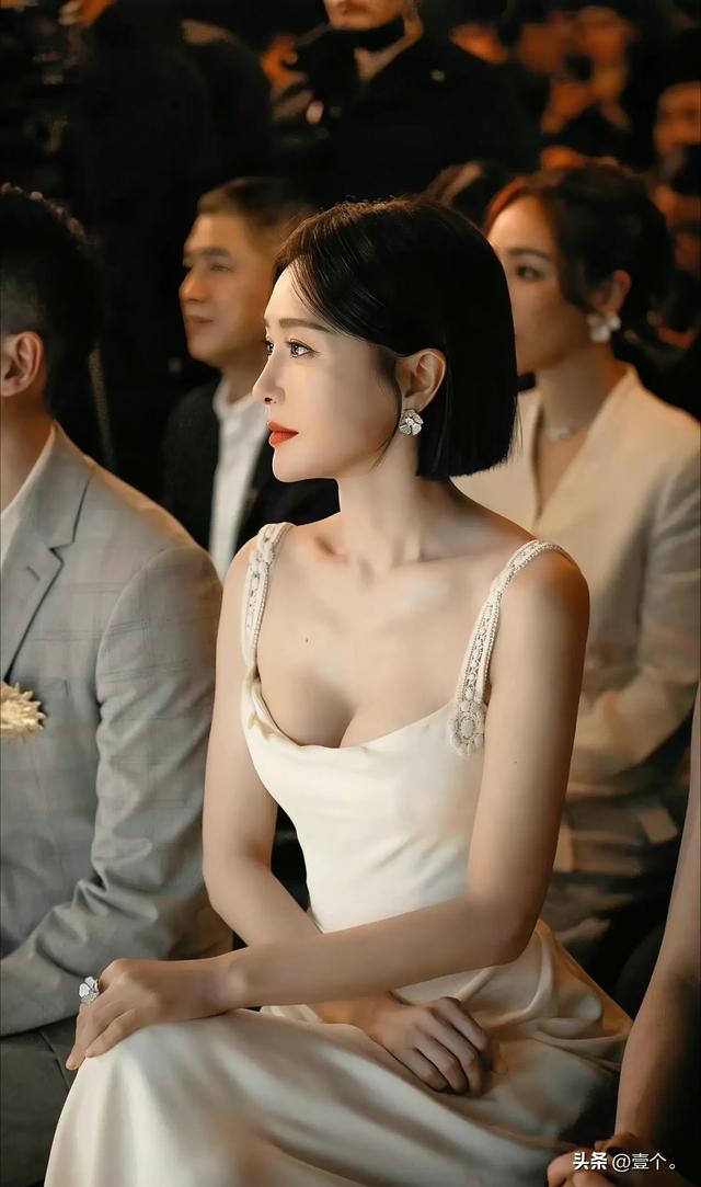 46岁秦岚把黑丝穿成高级感天花板