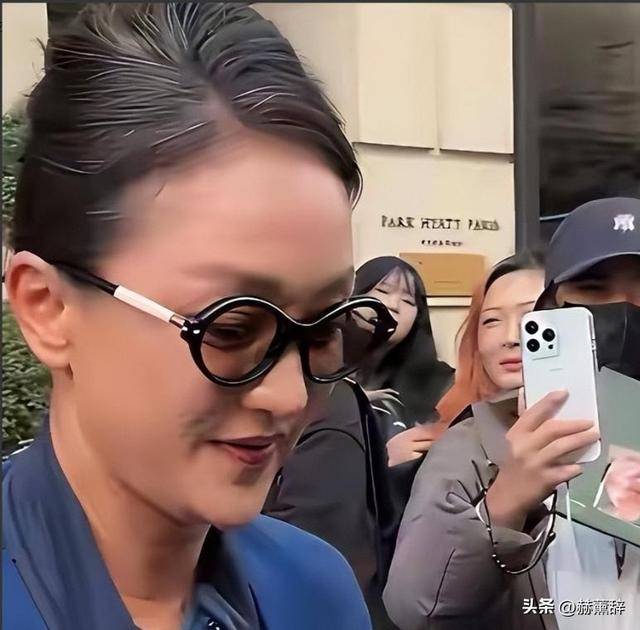 50岁周迅头发花白，瘪嘴模样一脸老态认不出，无儿无女成最大遗憾