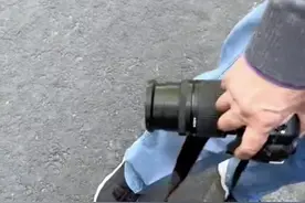 天天盯着小姑娘的腿和胸拍！上海女教师街头怒斥爷叔“为老不尊”，双方回应图片