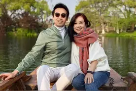 54岁陈松伶和张铎游西湖，全程恩爱秀不停，两人差距越来越小了图片