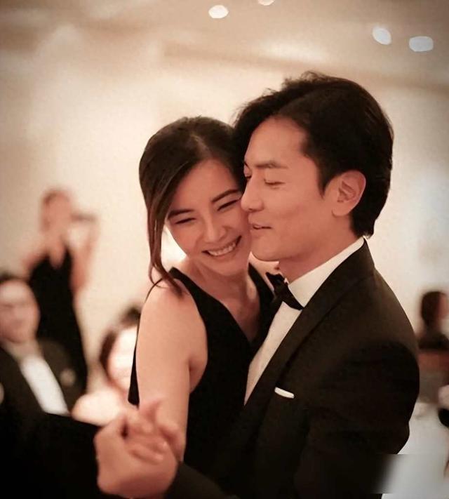 21岁拍三级，30岁被出轨，38岁嫁大佬，如今52岁没孩子也被宠成宝