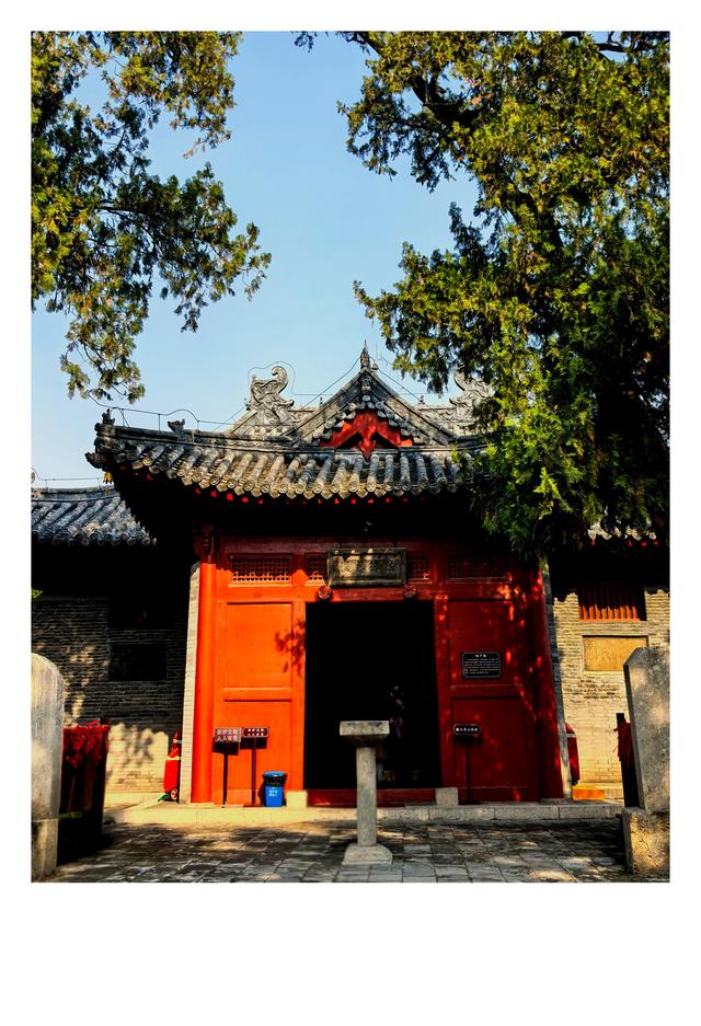 秋未央冬已至，此刻的石家庄毗卢寺正是秋色渐浓，一派秀丽风光。