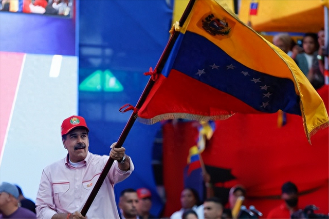 油轮被扣，美军兵临城下，川普阴谋浮现之际	，马杜罗等来两大外援