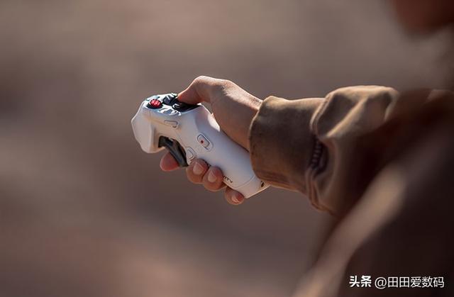 Insta360 技术加持！ Antigravity A1 无人机 8K 全景拍摄，零盲点视角