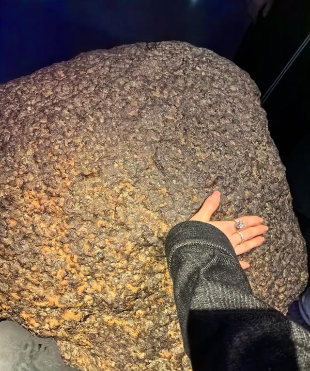 刘亦菲又出新图，穿牛仔裤大长腿抢镜，手上戴鸽子蛋大的钻戒