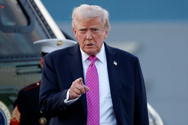 52：47	，特朗普没等来别人的掌声，先收到总统兵权被限通告