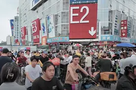 多地密集出台政策推动直播经济高质量发展，北大学生探秘广州千亿服饰产业带图片